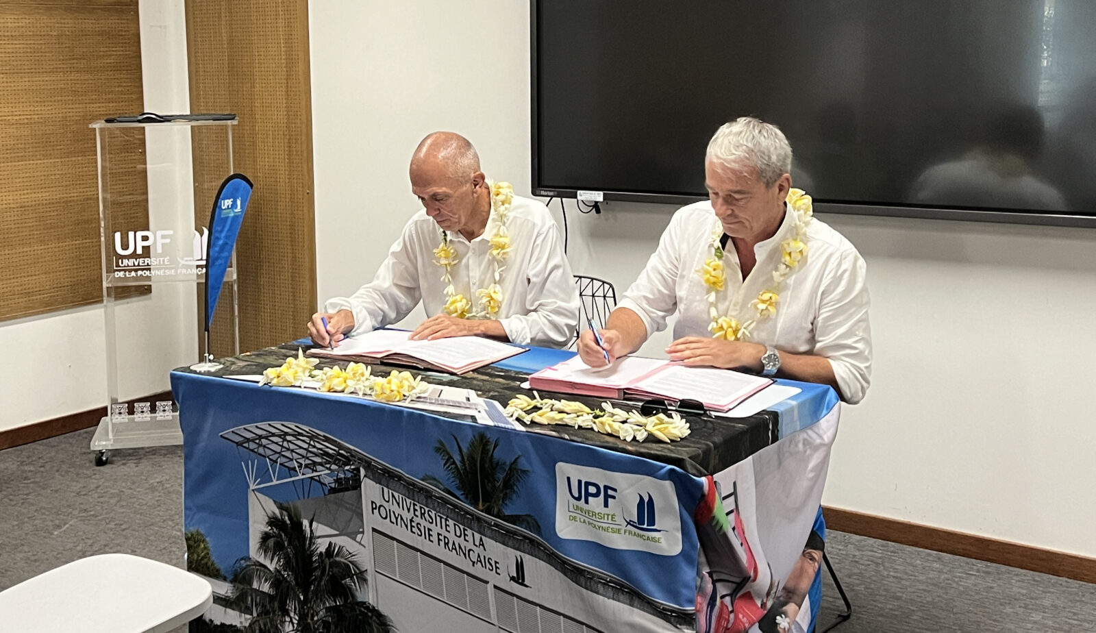 Monsieur Antoine Petit, président directeur général du CNRS et Monsieur Patrick Capolsini pésident de l'UPF entrain de signer une convention cadre entre le CNRS et l'UPF