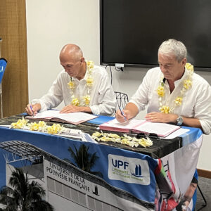 Monsieur Antoine Petit, président directeur général du CNRS et Monsieur Patrick Capolsini pésident de l'UPF entrain de signer une convention cadre entre le CNRS et l'UPF